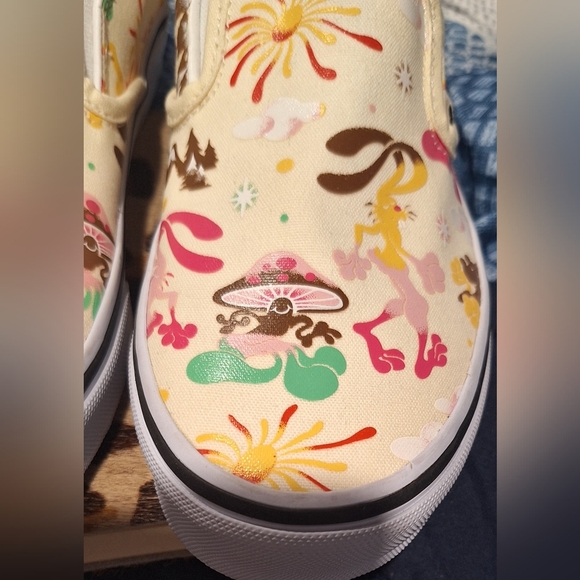 NEW VANS Classic Slip On Shoes Psychedelic Rabbit & Mushroom Men 5.5 / Woman 7.0 - Picture 6 of 6